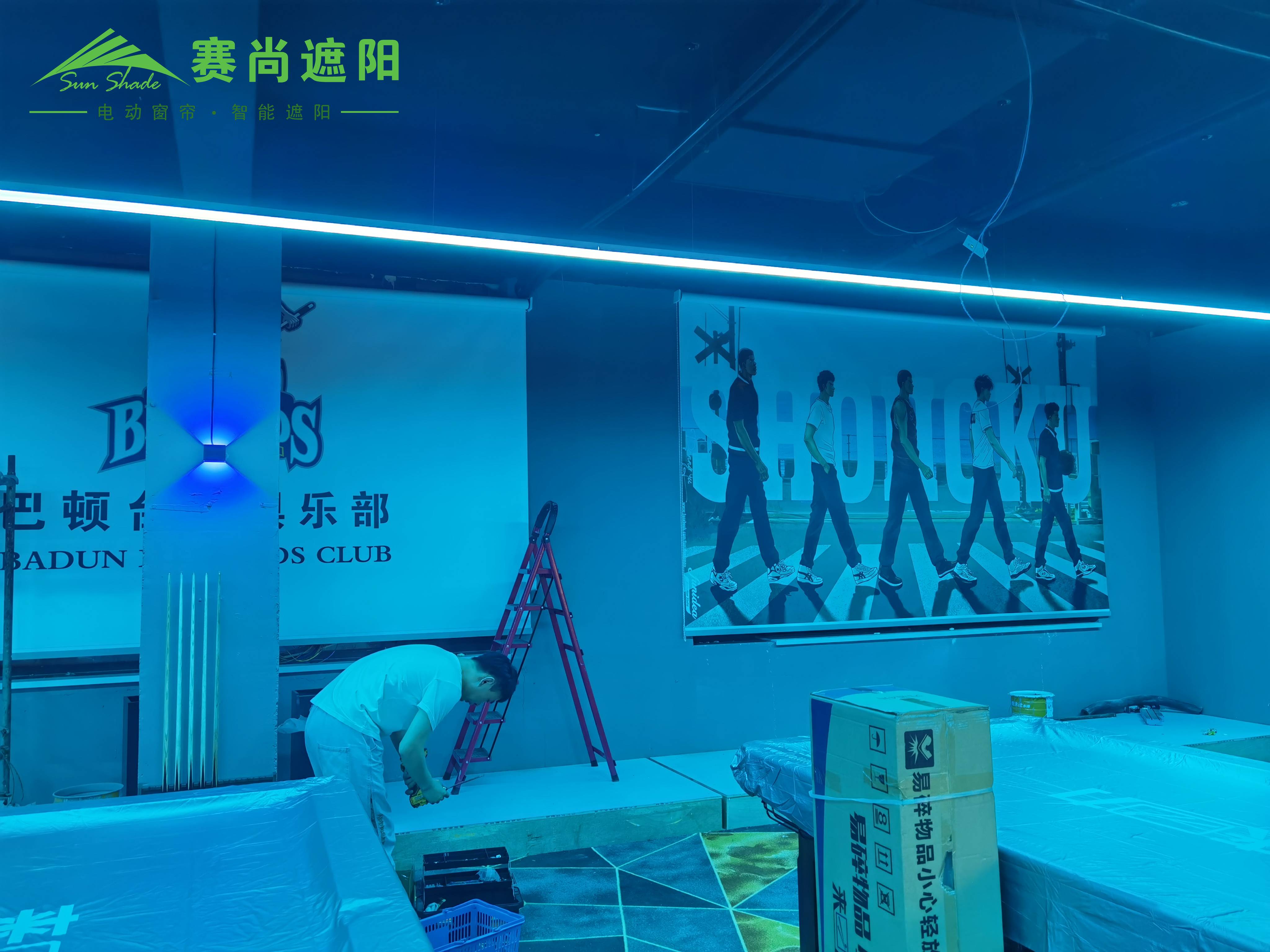 臺球廳噴繪手動卷簾實景拍攝