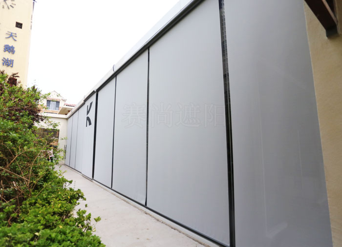建筑立面玻璃窗應(yīng)用戶外防風(fēng)卷簾實景圖